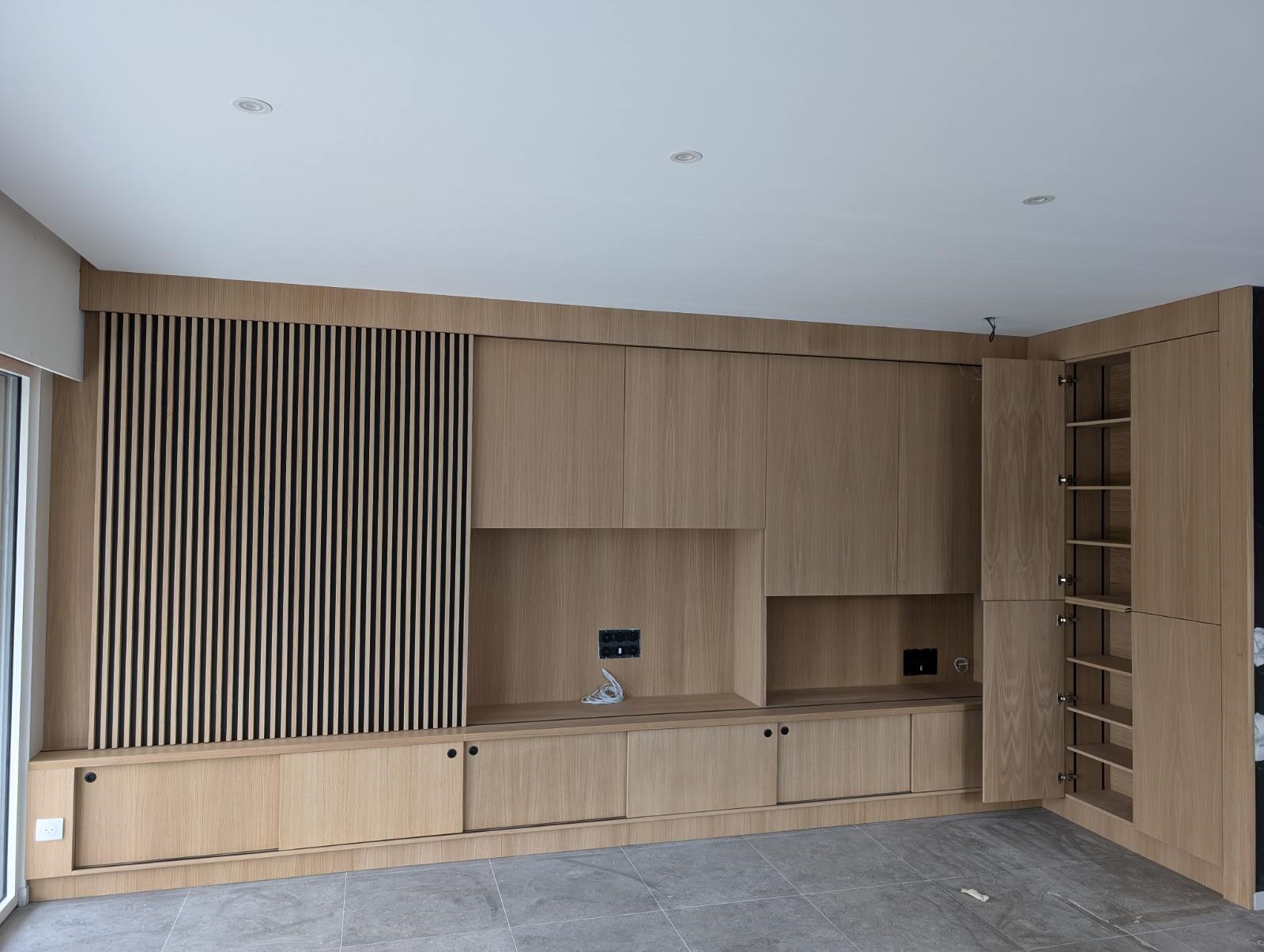 AMENAGEMENT-INTERIEUR-BIBLIOTHEQUE-MEUBLE-TV1 Extension contemporaine avec baies vitrées et menuiseries bois — visuel d’ambiance